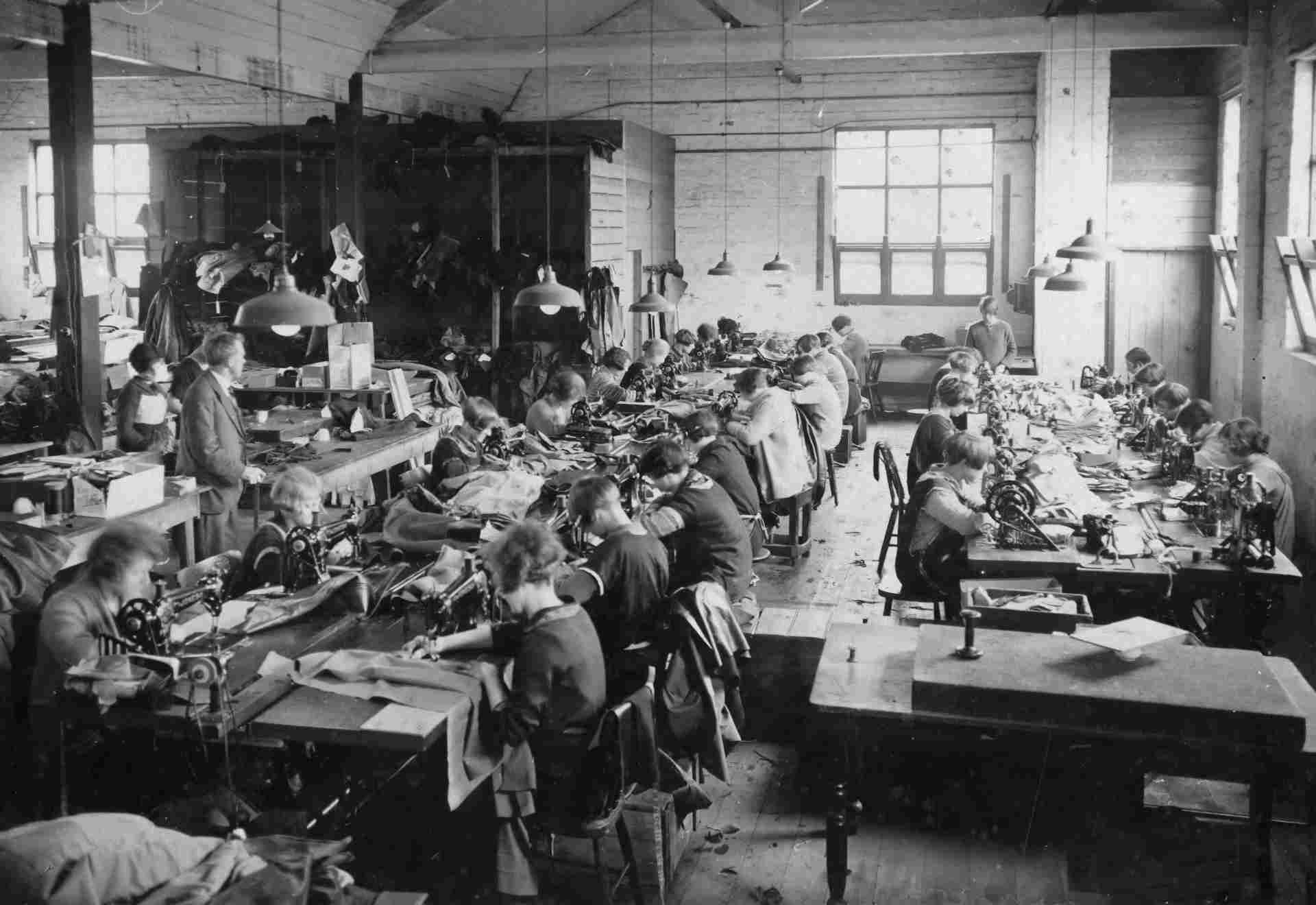 antigua fabrica textil mujeres trabando cosiendo ropa industria vieja